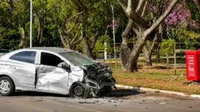 Acidente grave entre dois veículo e uma moto deixa dois feridos; veja vídeo