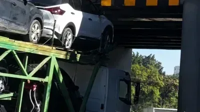 Caminhão fica preso e bloqueia faixa; veja vídeo