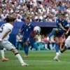 Mbappé comanda vitória da França em jogo paralisado por tempestade na Copa do Mundo; veja os gols