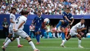 Mbappé comanda vitória da França em jogo paralisado por tempestade na Copa do Mundo; veja os gols