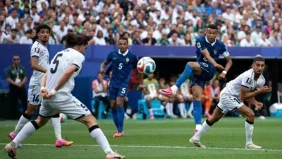 Mbappé comanda vitória da França em jogo paralisado por tempestade na Copa do Mundo; veja os gols